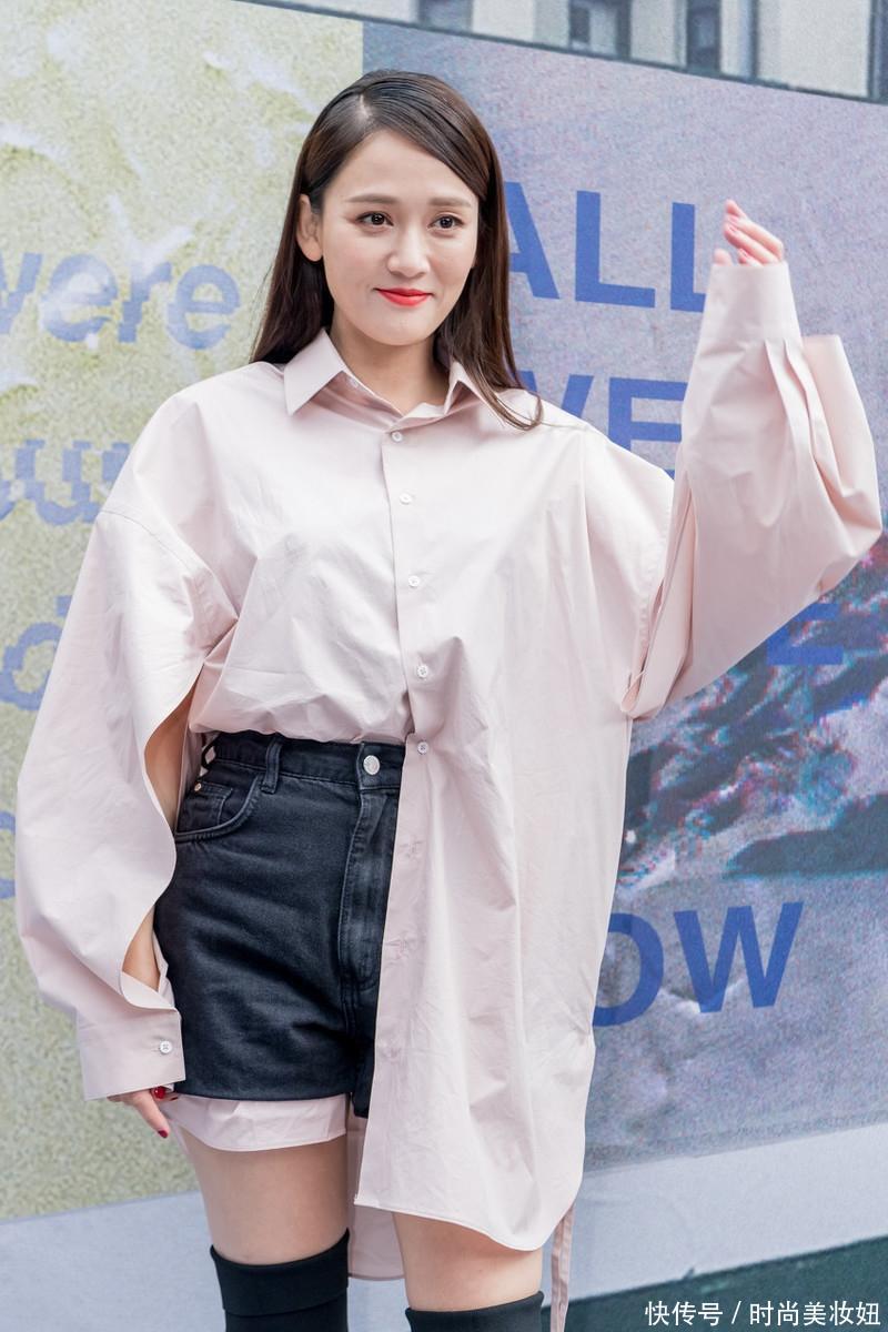 陈乔恩真是少女的代表穿长衬衫塞进短裤里配过膝长靴时髦爆