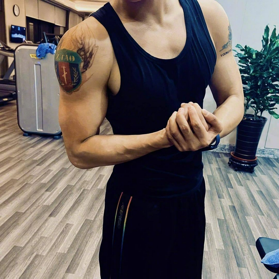 黄子韬穿背心展示壮实肱二头肌 表决心告别懒惰的自己