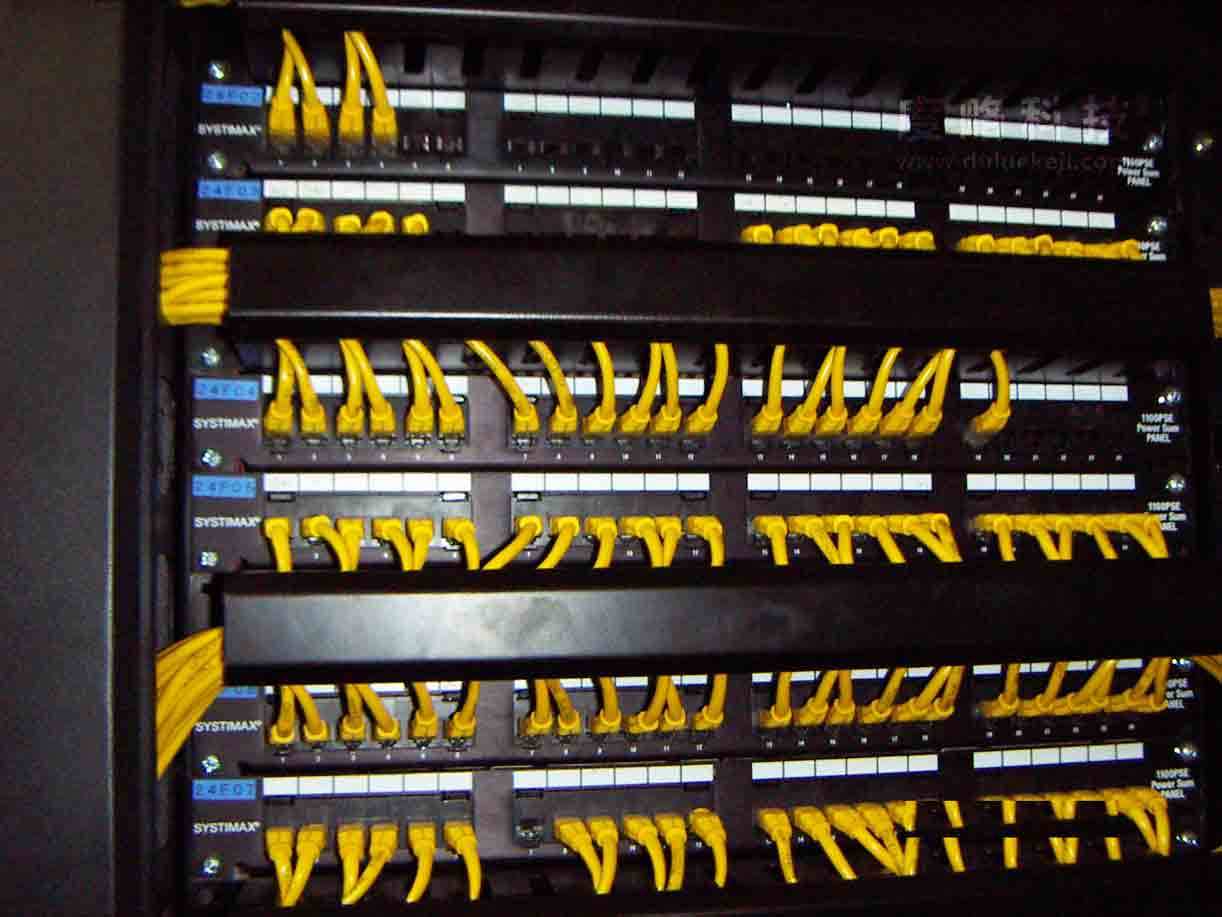 合肥地区上门进行公司新建办公室的网络布线,网线整理,机房网线布线做