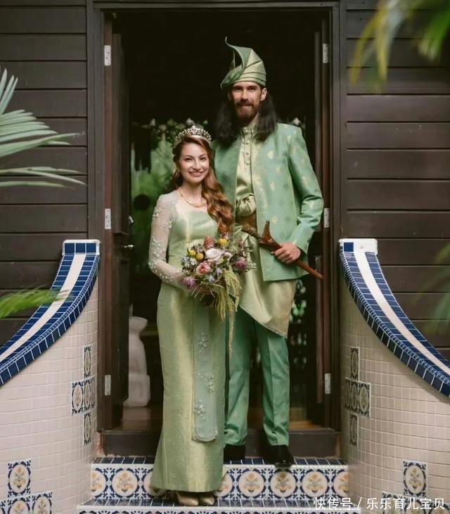 苏丹艾玛公主出嫁,穿绿色婚纱戴祖传王冠,成王室"青流"!