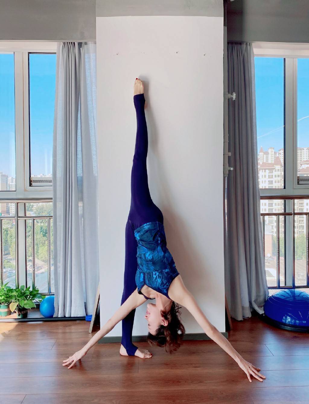 自律达人金巧巧的柔韧度谁看了不说声好家伙