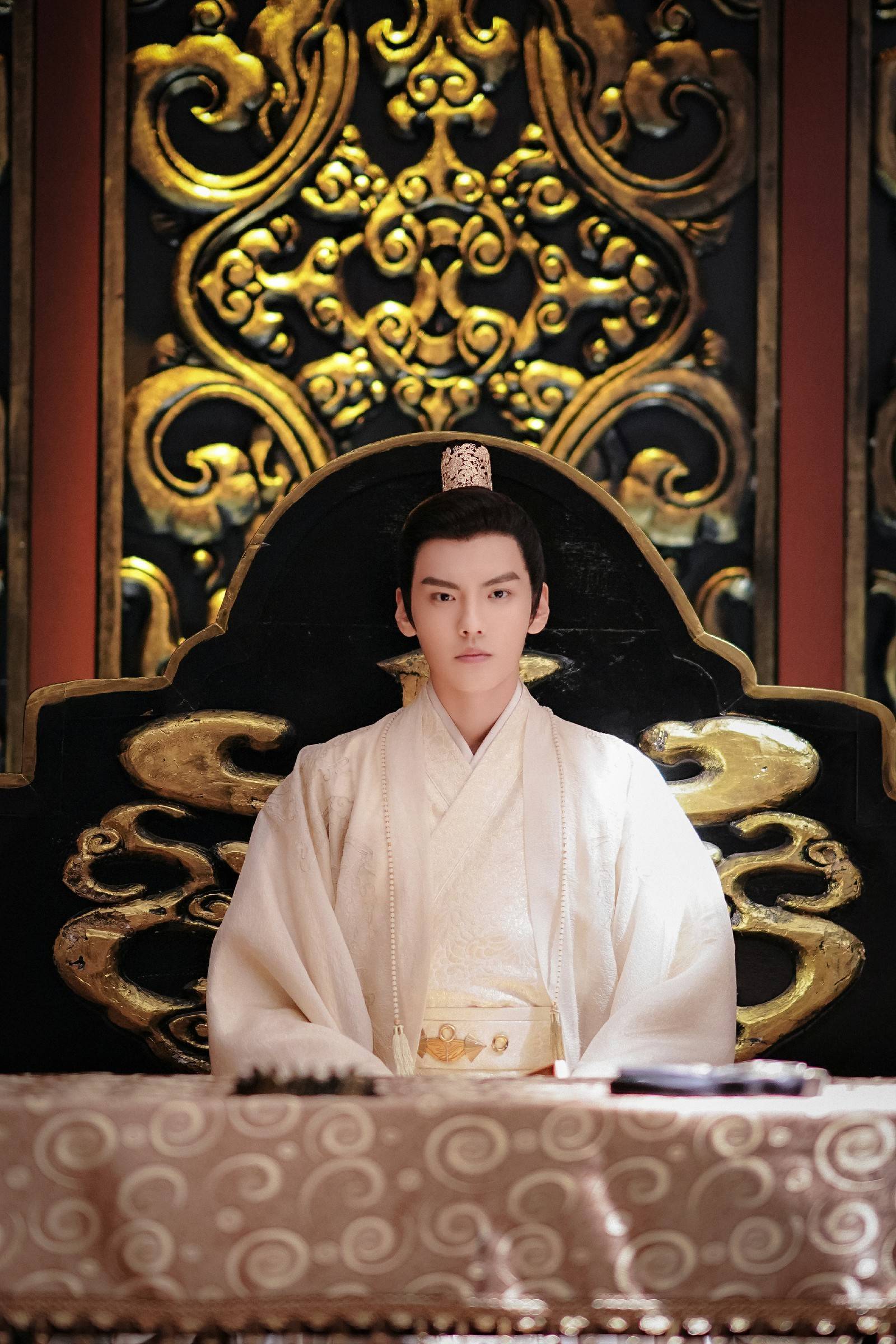 4月20日,由毕雯珺,厉嘉琪领衔主演的古装励志轻喜剧《小女霓裳》正式