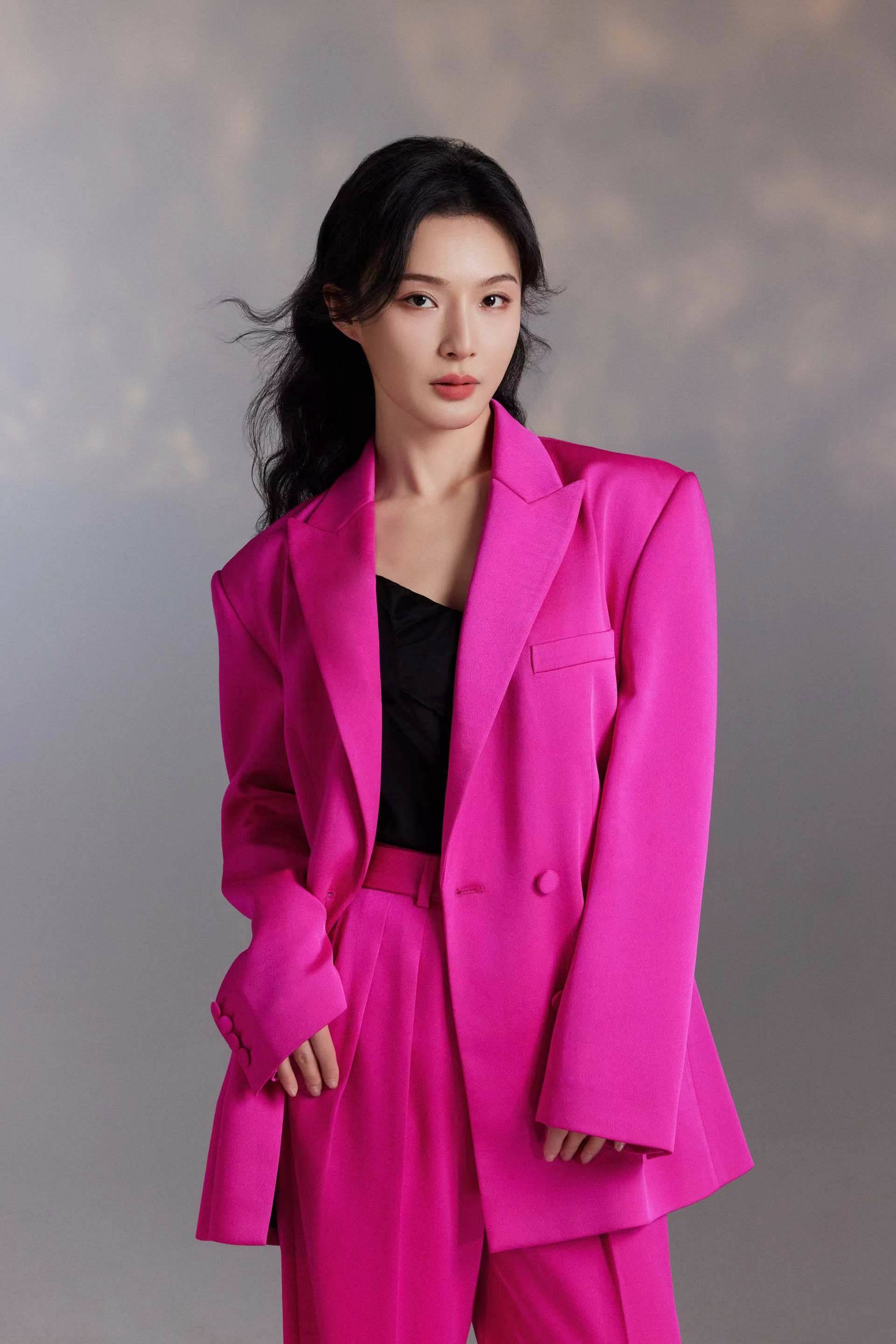 演员念真最新写真释出 轻熟知性魅力十足