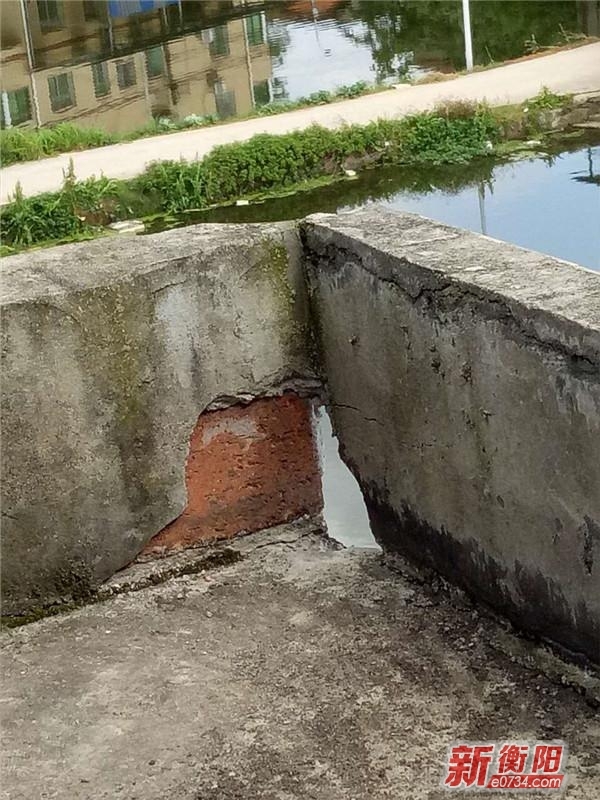 房檐被雷击中后出现的大窟窿