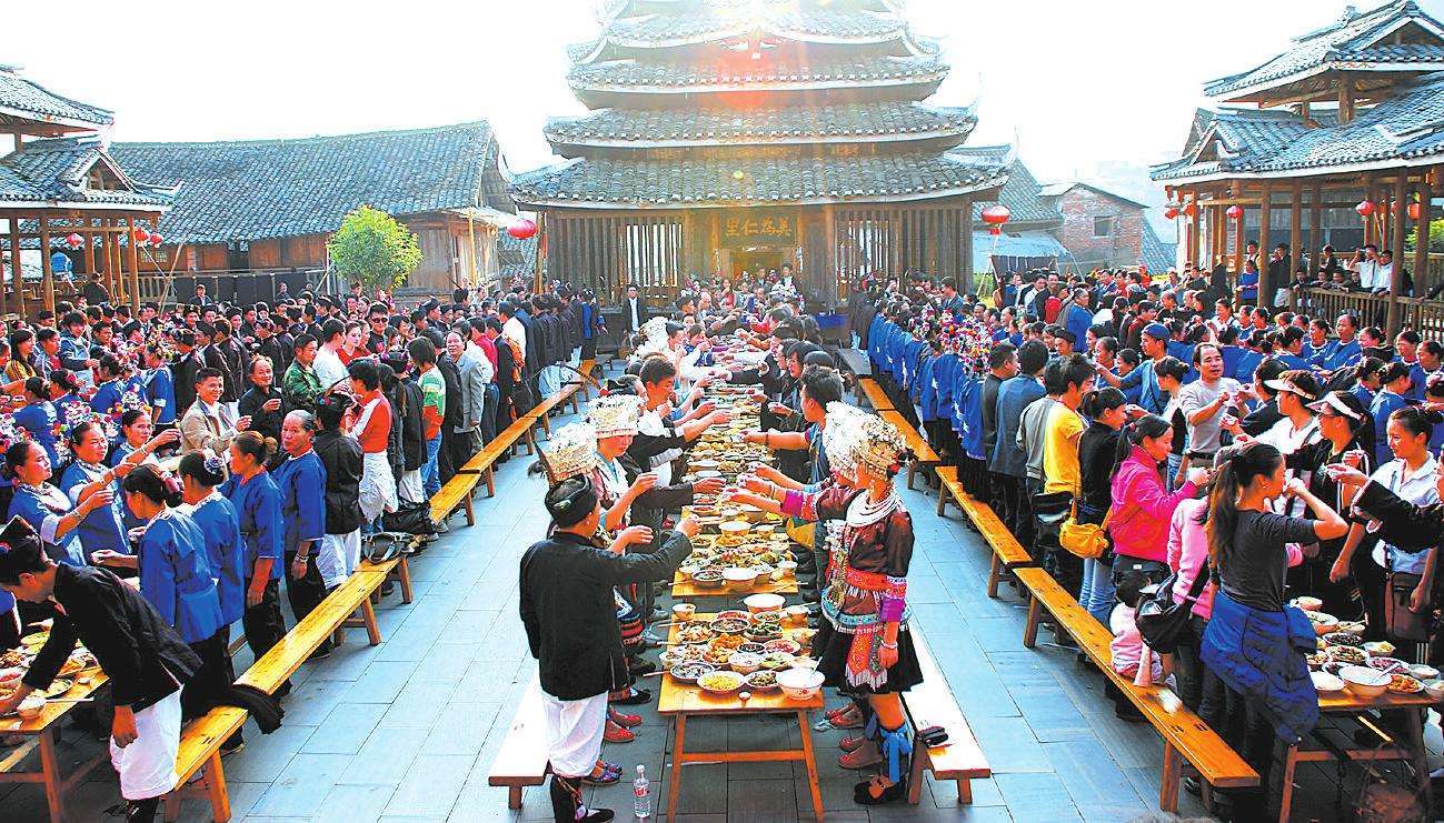 三江侗寨长桌宴 体验吃一百桌的感觉-北京时间