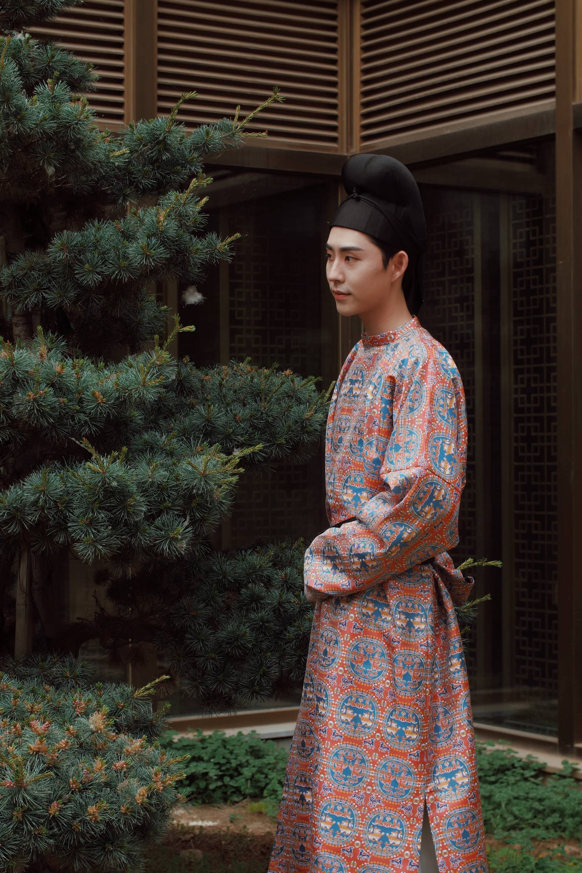 瑜大公子首次走秀国风造型吸睛14小时直播互动不停