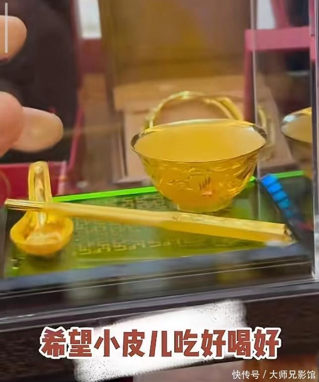 赵本山外孙“小金库”曝光，金碗金筷金勺子，超多金锁羡煞旁人 - 360娱乐，你开心就好