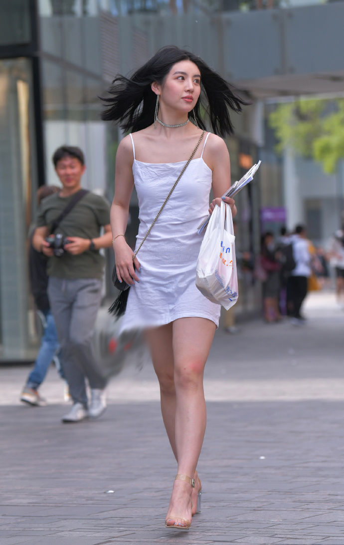 街拍:这条裙子时尚,展现女神气质!