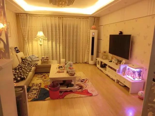 客厅全貌,首先全屋都是木地板铺就的,晚上打开灯光,感觉暖暖的色调很