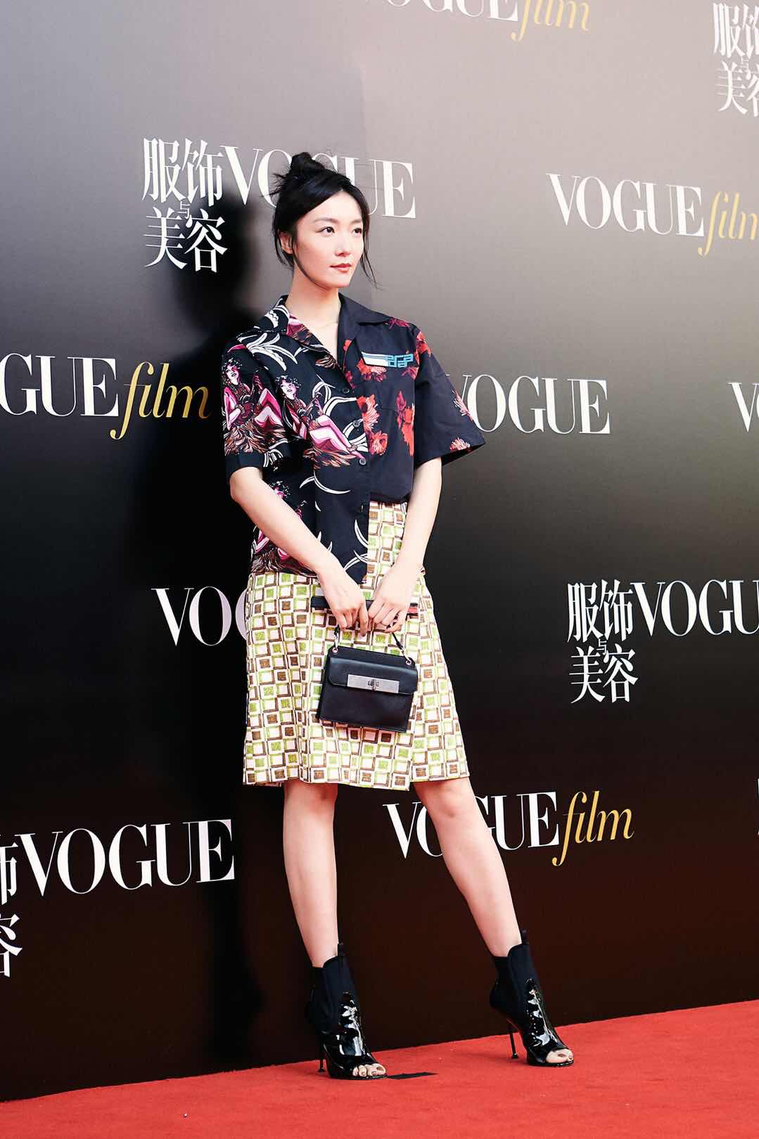 齊溪亮相vogue film 文藝造型盡顯隨性灑脫