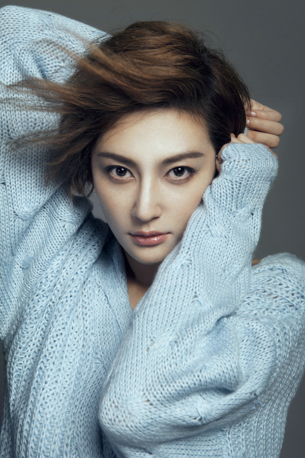 张澎澎清凉写真曝光 帅气短发干练有型