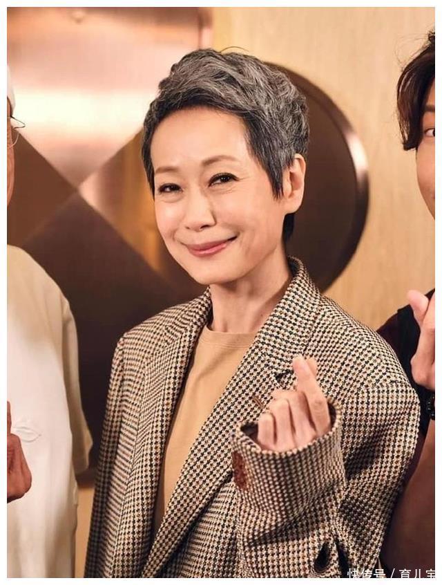 61岁叶童不染白发,皱纹也不掩饰,悟了:女人直面衰老才是优雅 - 360娱乐,你开心就好