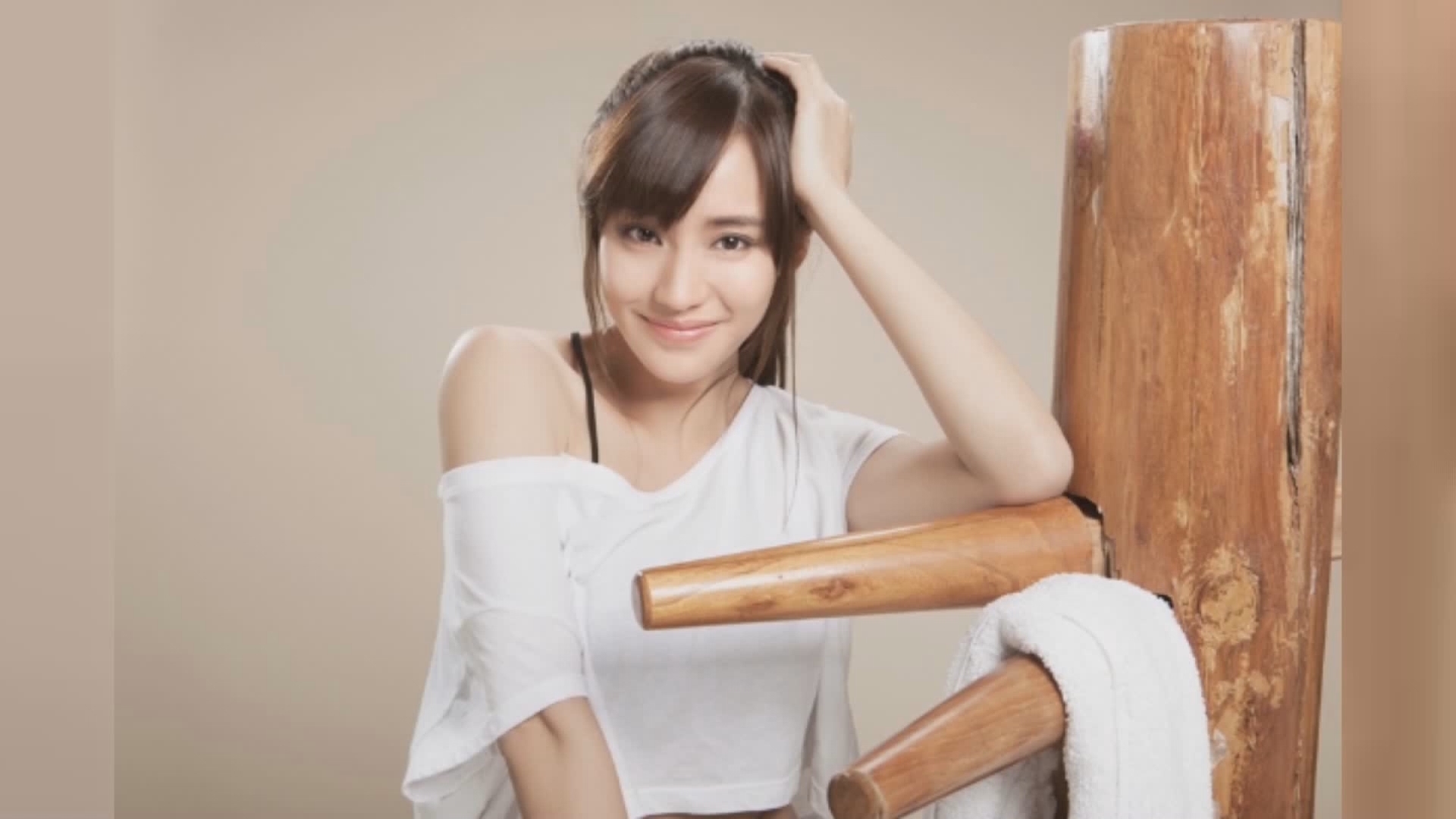 王智天鹅装亮相戛纳红毯 咏春pose备受瞩目