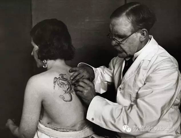 上世纪30年代,日本女性接受背部纹身时的场景.