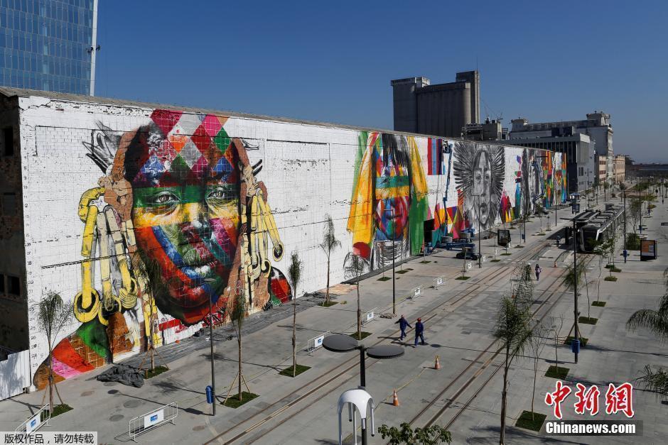 涂鸦艺术家在奥运大道的墙上画的巨幅作品