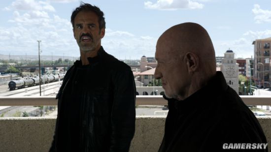 《绝命律师》第一季剧照,左为斯蒂芬奥格饰演的角色视频截图:本文由