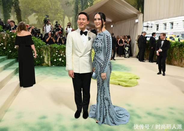 TikTok周受资和老婆也去Metgala红毯啦!太太穿蓝裙好美,好般配 - 360娱乐,你开心就好