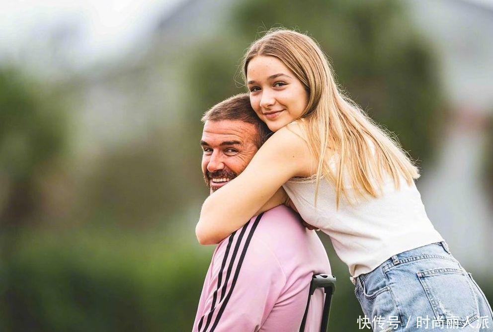 贝克汉姆晒最新全家福!12岁小七穿吊带裙扮成熟,越长越像贝嫂了- 360娱乐