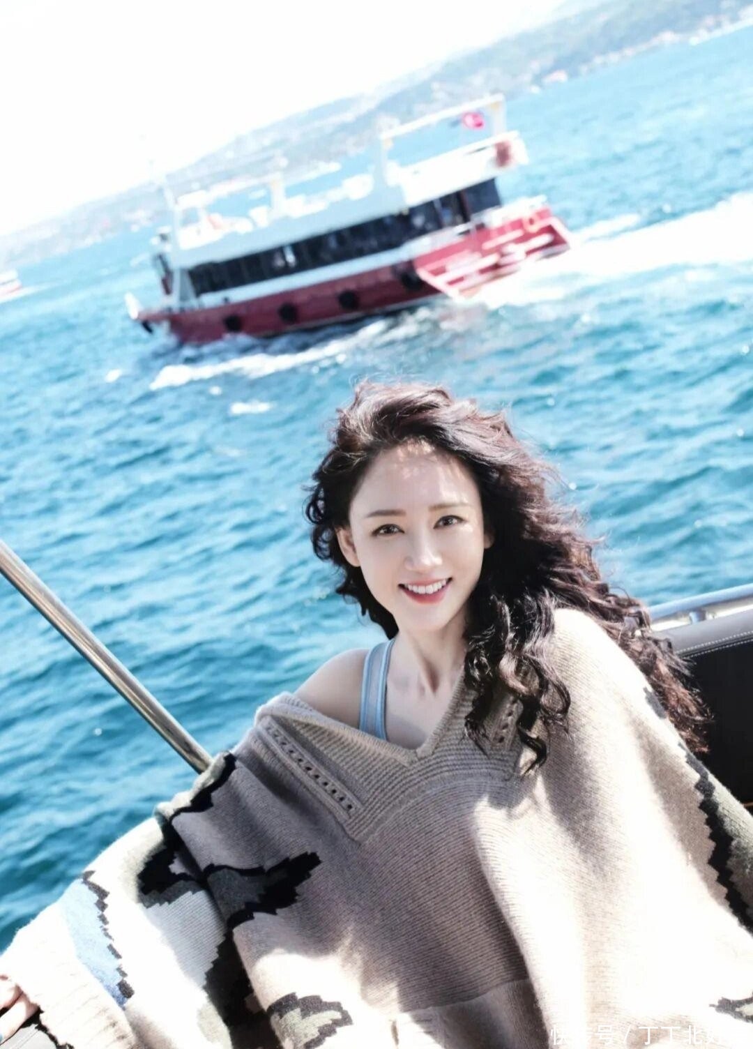 陈乔恩结婚后烫了羊毛卷，穿毛衣+橘背心去度假，44岁美出新高度 - 360娱乐，你开心就好