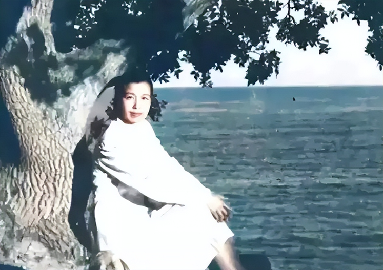 1953年，江青在黑海边的罕见留影，39岁依旧风华正茂，风韵犹存 - 360娱乐，你开心就好