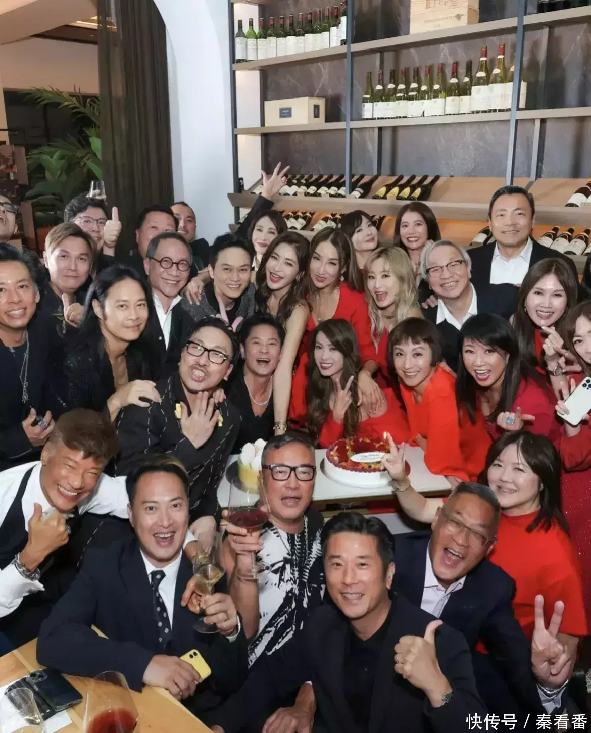 袁咏仪和朋友一起过520,化淡妆出镜气质好,张智霖皱纹好多