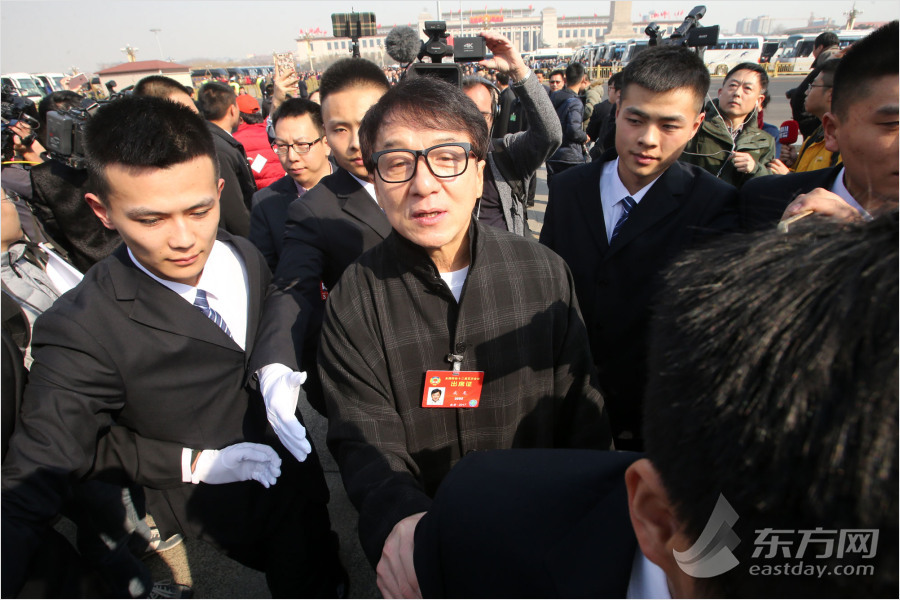 图为成龙委员[!--empirenews.page--]
