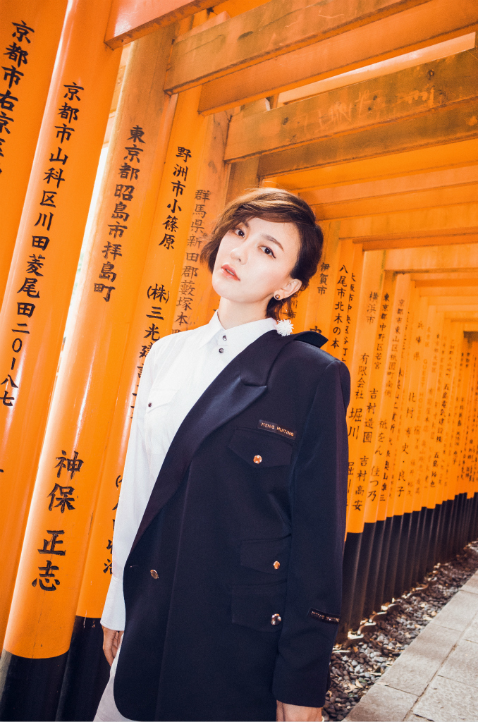 吕佳容日系写真曝光 优雅干练无缝切换