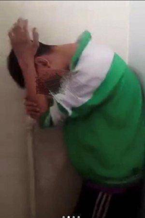 在时长1分33秒的视频中,身穿绿白两色校服的男生站在厕所蹲坑后侧,在