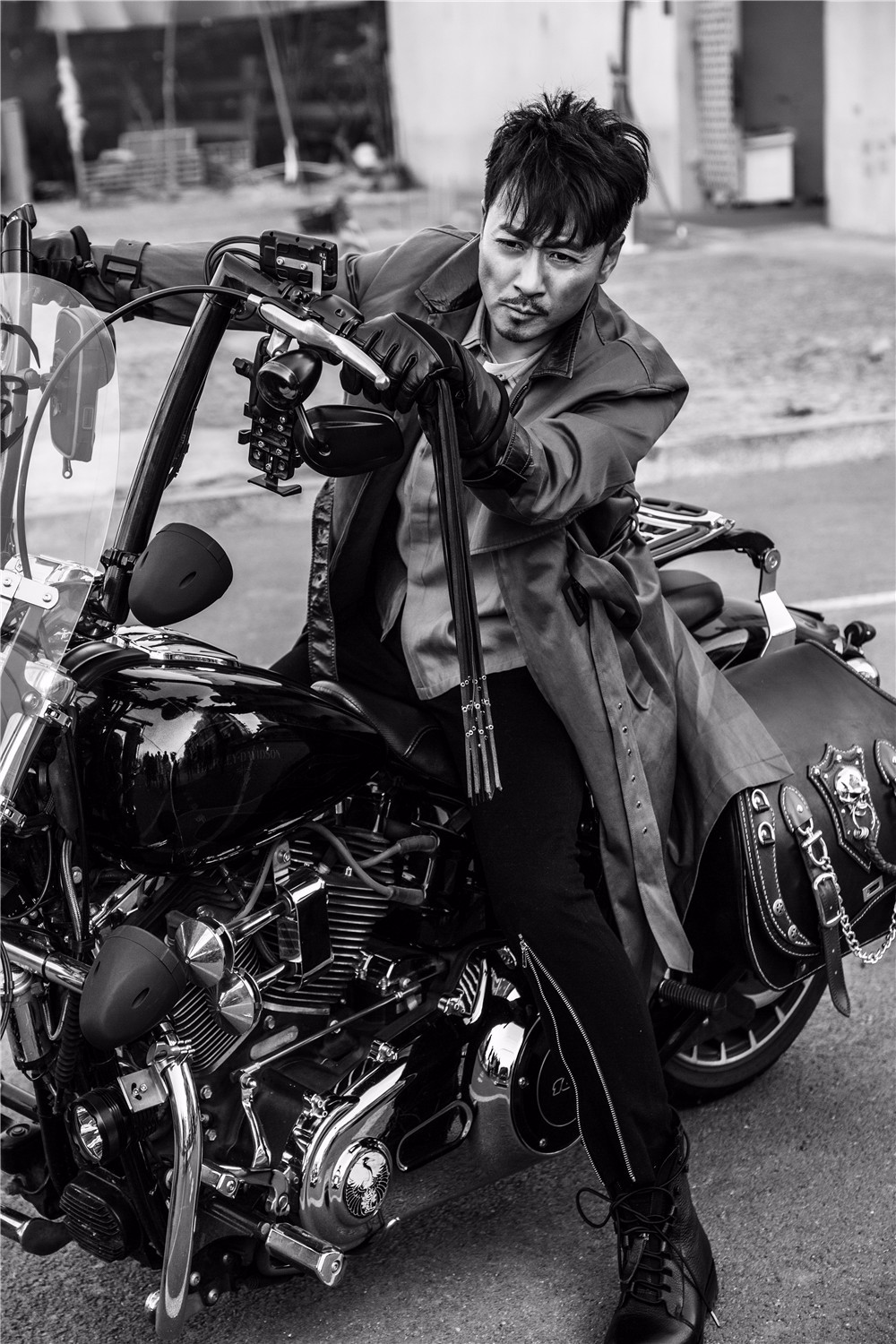 男人骑摩托车帅气图片图片