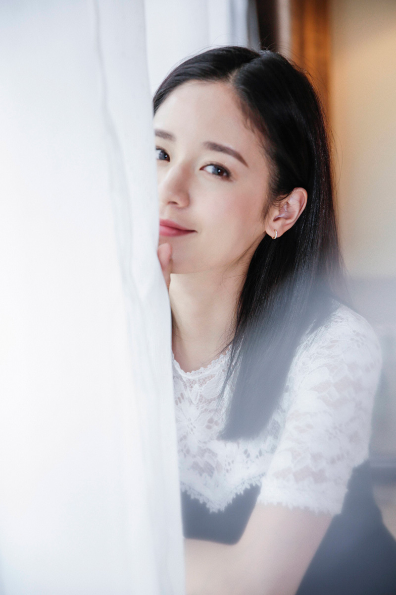 袁子芸校园写真曝光 青春可爱守护午后阳光