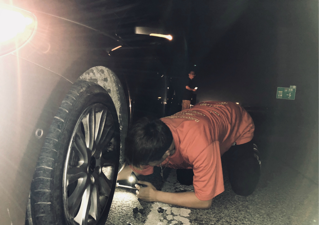 路边换轮胎