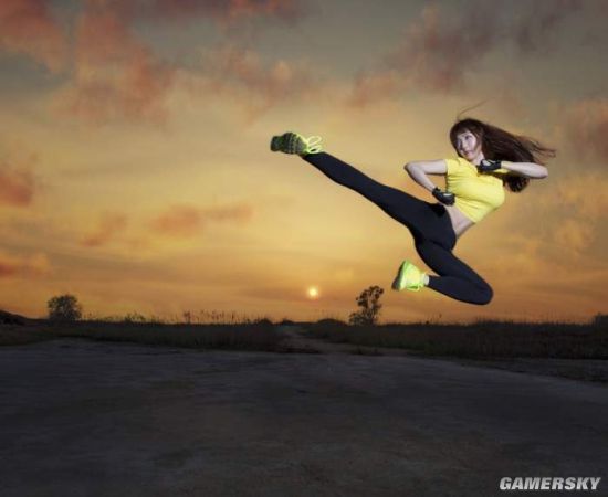 白皙诱人的功夫美少女一字马和飞踢都是绝活