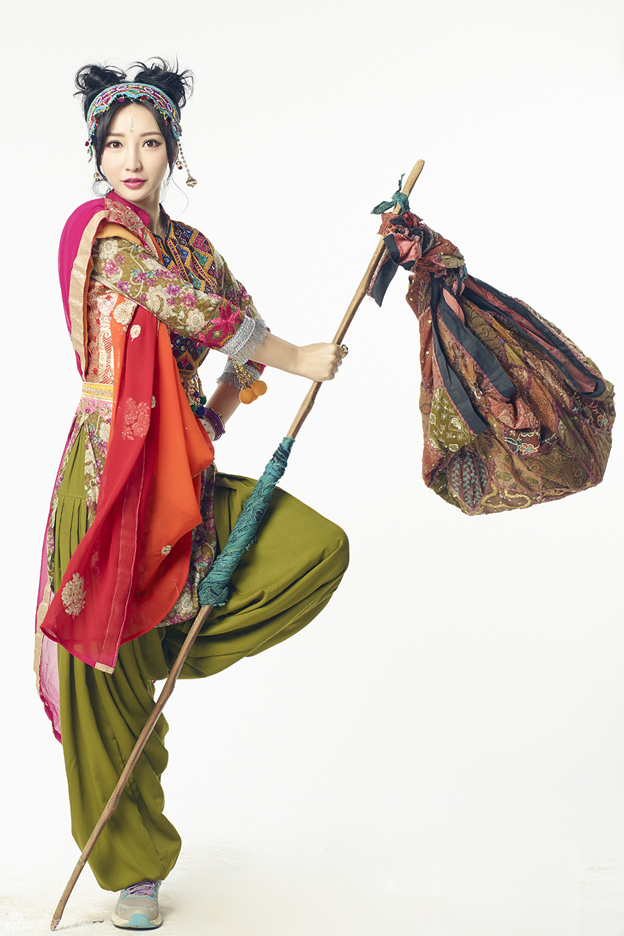 舞刀弄棍英气足 丸子头娇俏可人