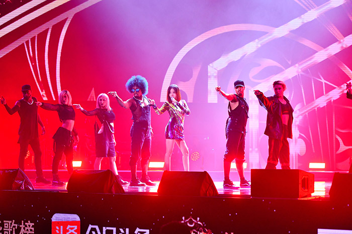 张靓颖中歌榜实力开唱 霸气八连冠斩获最佳女歌手