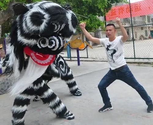 吴川梅菉头貔貅舞,他坚守40载,把传承作为一生的事业