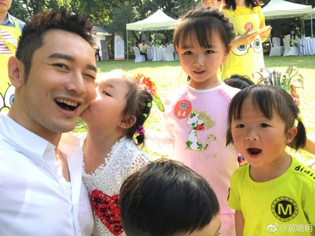 奶爸黄晓明六一分享为父经 baby和小海绵有福了!