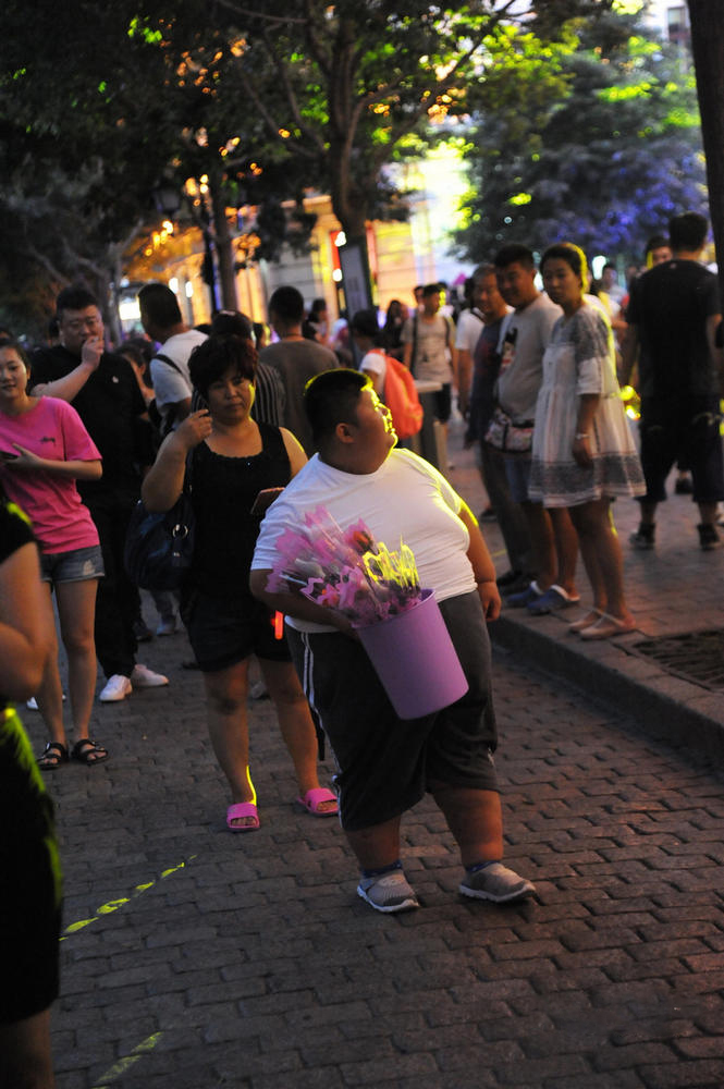 9岁男孩患病最重时达334斤 上学成难题