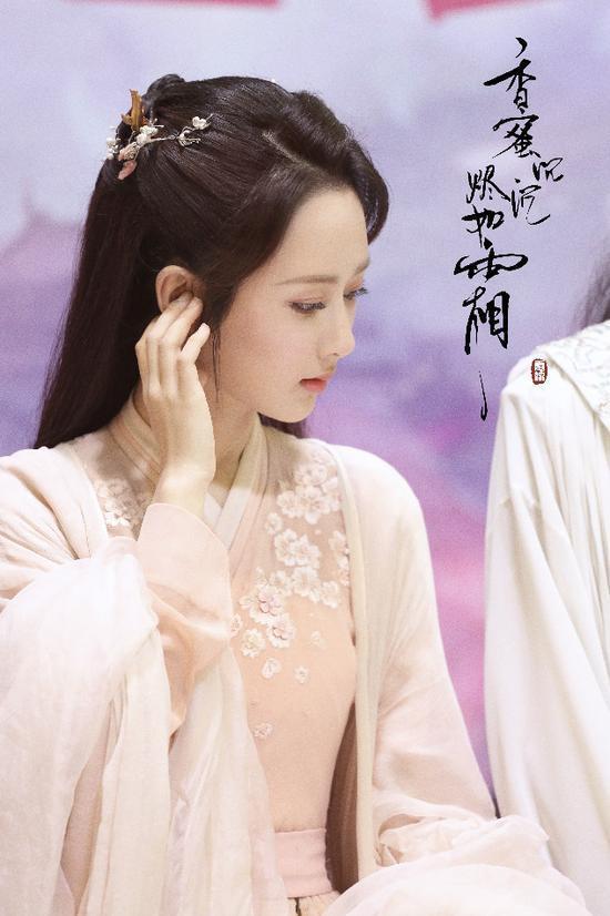 明星 正文 男装调皮可爱,换上女装的锦觅真叫惊为天人,再次扮演绝色