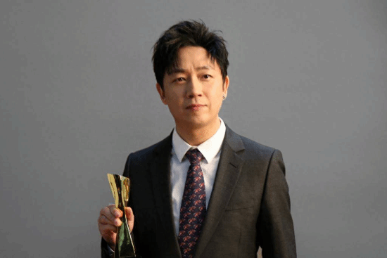 不止费翔演员潘粤明也换上了小米14pro