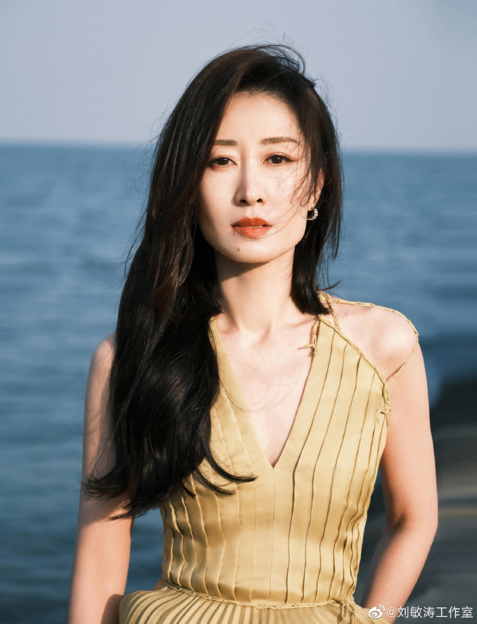 刘敏涛海边氛围感大片释出 着黄色长裙搭披肩长发简约优雅 -- 眼界，放眼世界
