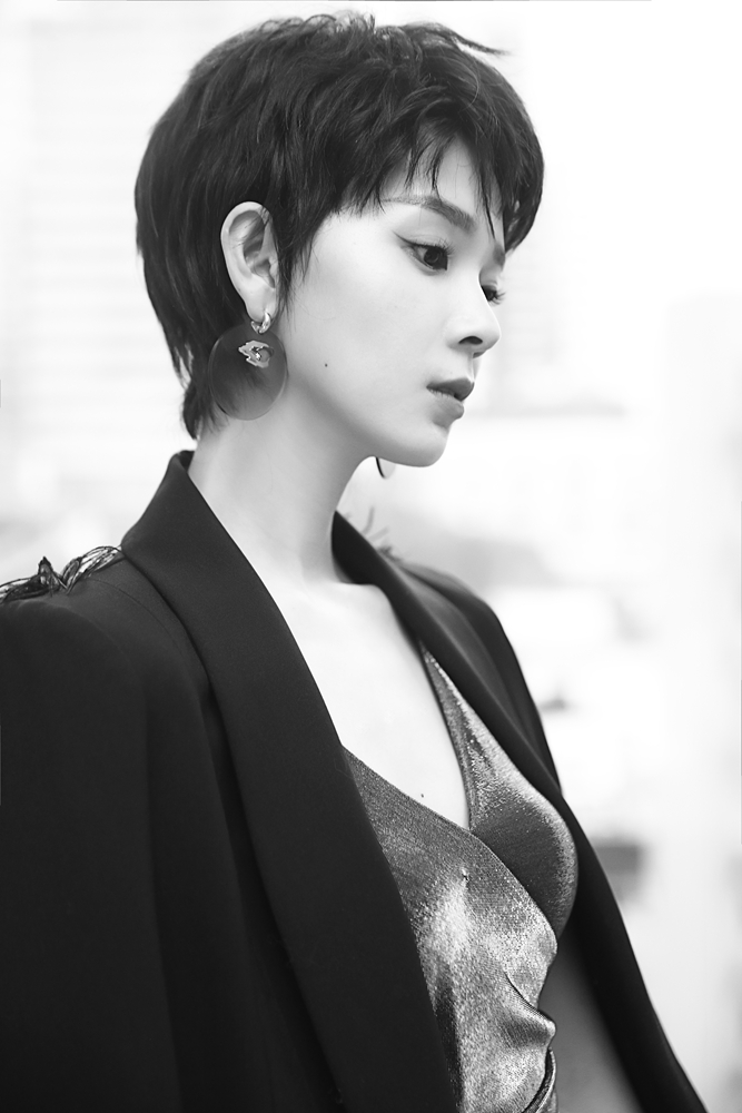 10/13  近日,陈瑶短发造型惊喜亮相某杂志创刊发布会活动现场,并获"