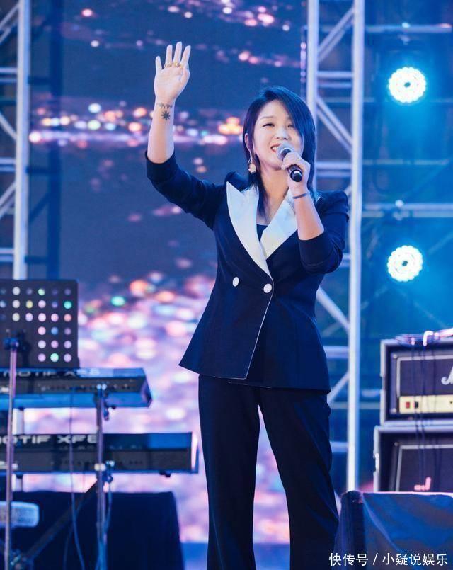 何洁现身商演，身穿牛仔外套配短裤，自信的超级女声又回来了 - 360娱乐，你开心就好