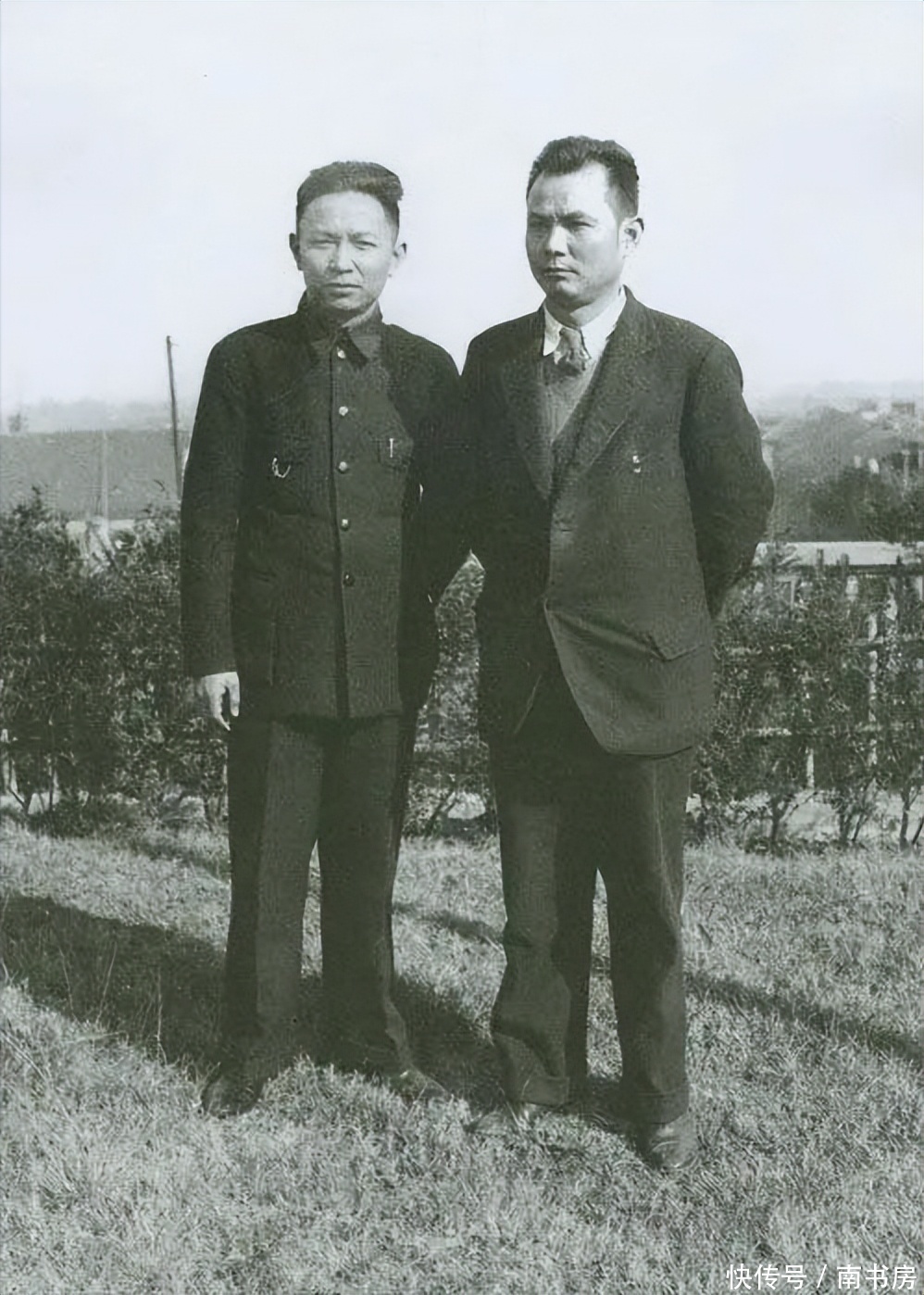 1940年，叶剑英和弟弟的一张珍贵合影，两人均身着正装，英俊帅气 - 360娱乐，你开心就好