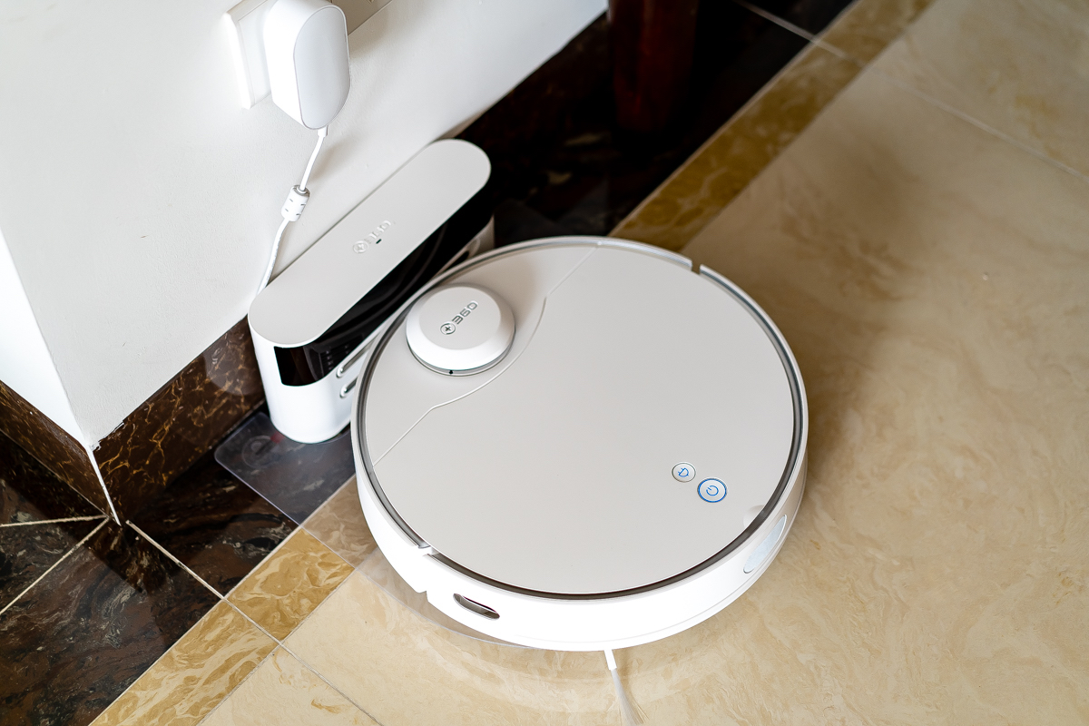 360智能硬件 360扫地机器人 尘盒满了的话,双手拿着稍一用力就能打开