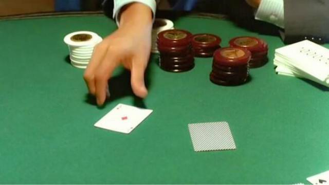 影帝周润发和土豪们赌牌 一手烂牌全靠气势吓倒对方赢牌