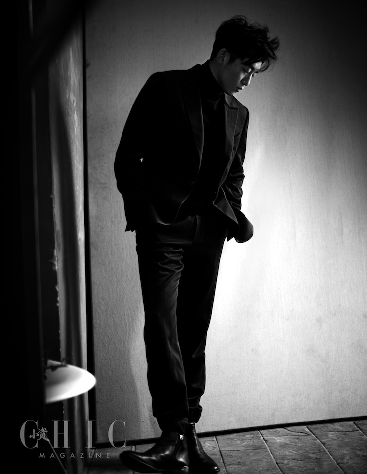 郑恺登杂志封面 黑白大片尽显质感男人魅力