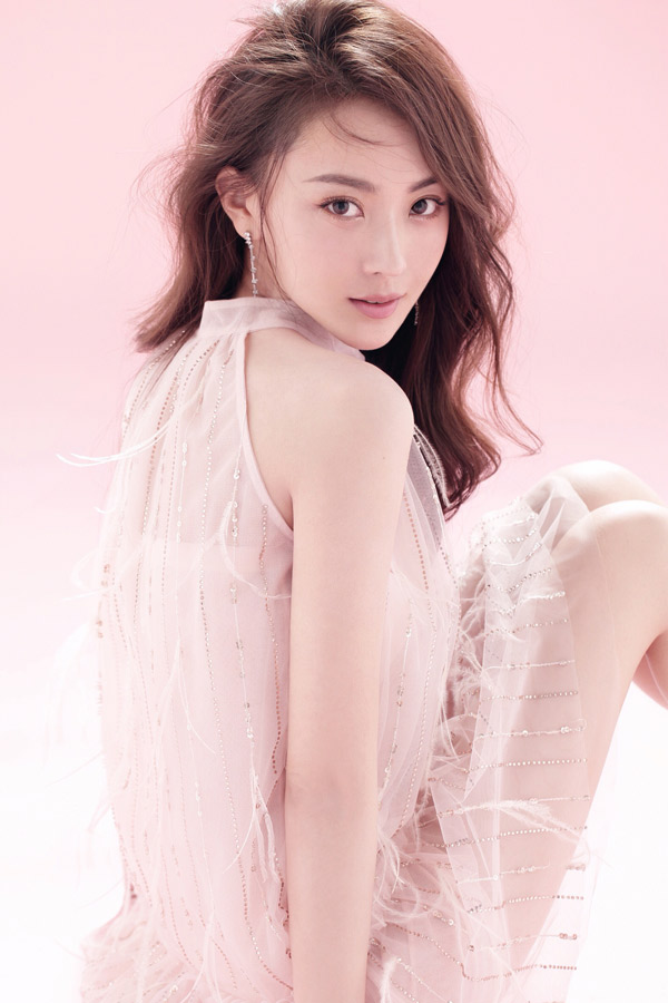 孙歌璐梦幻写真曝光 眼神温柔诠释多重魅力