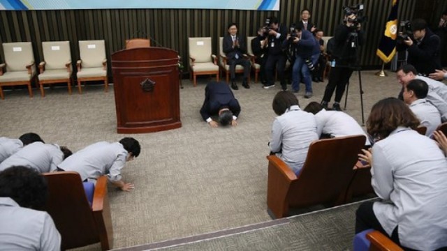 韩国国会秘书长跪地感谢清洁员