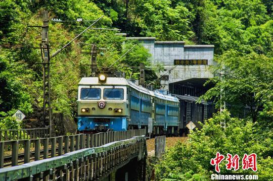 (历史资料图 梅育源 摄 中新网南昌4月12日电 题:鹰厦铁路通车运营60