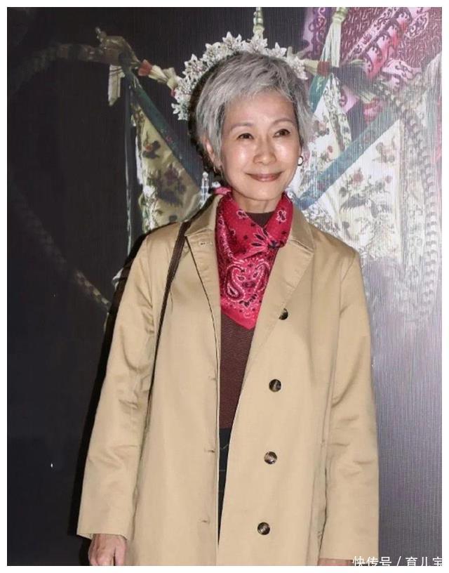 61岁叶童不染白发，皱纹也不掩饰，悟了：女人直面衰老才是优雅 - 360娱乐，你开心就好